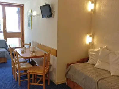 Un ou plusieurs lits dans un hébergement de l'établissement Studio cabine 4 pers au pied des pistes avec balcon - FR-1-346-458
