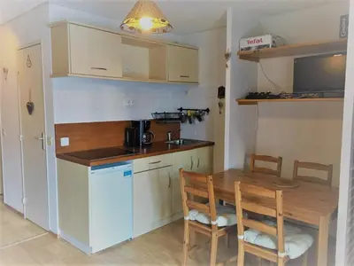 Cuisine ou kitchenette dans l'établissement Appartement 4 pers. Avec balcon au calme - FR-1-346-460