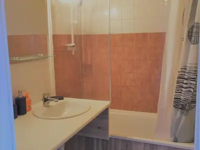 Salle de bains dans l'établissement Appartement 4 pers. Avec balcon au calme - FR-1-346-460