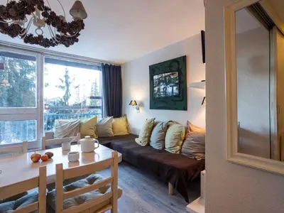 Coin salon dans l'établissement Studio rénové 4 pers, ski aux pieds, balcon - FR-1-346-464
