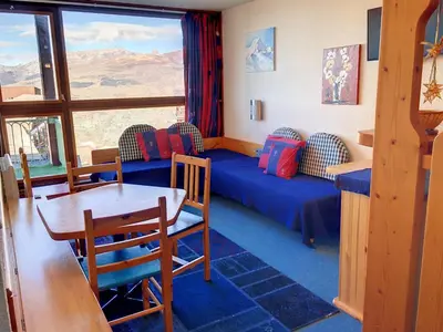 Coin salon dans l'établissement Appartement Ski aux pieds avec Balcon et Wifi - FR-1-346-496