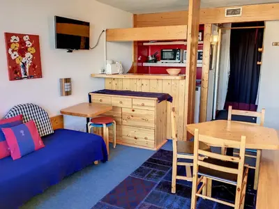 Cuisine ou kitchenette dans l'établissement Appartement Ski aux pieds avec Balcon et Wifi - FR-1-346-496