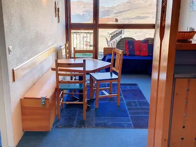 Coin salon dans l'établissement Appartement Ski aux pieds avec Balcon et Wifi - FR-1-346-496