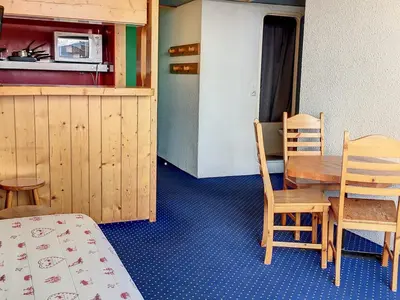 Cuisine ou kitchenette dans l'établissement Appartement Ski aux pieds · Balcon - FR-1-346-479