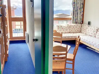 Coin salon dans l'établissement Appartement Ski aux pieds · Balcon - FR-1-346-479