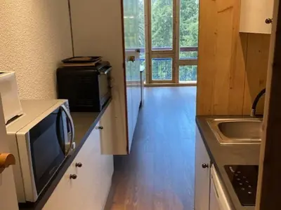 Cuisine ou kitchenette dans l'établissement Studio en station avec balcon et Wifi - FR-1-346-474