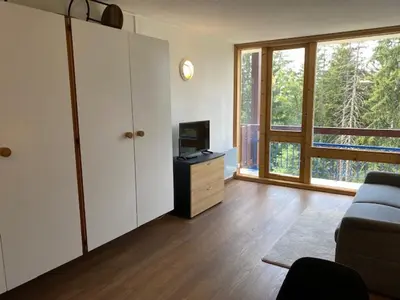 Télévision ou salle de divertissement dans l'établissement Studio en station avec balcon et Wifi - FR-1-346-474