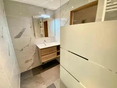 Salle de bains dans l'établissement Studio en station avec balcon et Wifi - FR-1-346-474