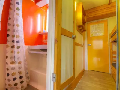 Salle de bains dans l'établissement Studio confortable aux Arcs 1800 · Balcon · WIFI inclus - FR-1-346-473
