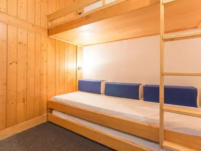 Un ou plusieurs lits dans un hébergement de l'établissement Studio confortable au pied des pistes avec balcon - FR-1-346-491
