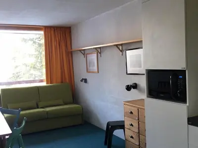 Télévision ou salle de divertissement dans l'établissement Studio confortable au pied des pistes avec balcon - FR-1-346-491
