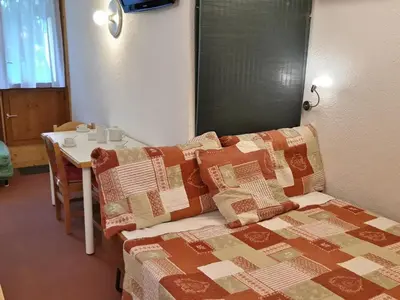 Un ou plusieurs lits dans un hébergement de l'établissement Studio confortable à la montagne skis aux pieds avec balcon - FR-1-346-503
