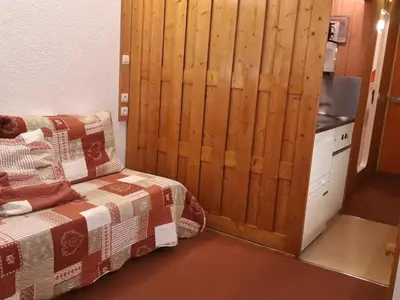 Un ou plusieurs lits dans un hébergement de l'établissement Studio confortable à la montagne skis aux pieds avec balcon - FR-1-346-503