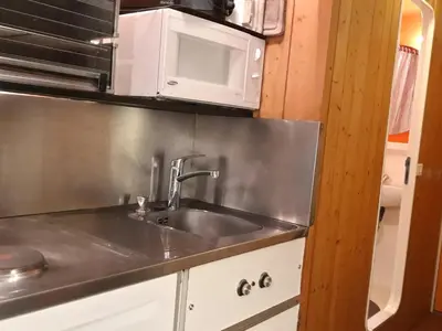 Cuisine ou kitchenette dans l'établissement Studio confortable à la montagne skis aux pieds avec balcon - FR-1-346-503