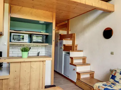 Cuisine ou kitchenette dans l'établissement Studio mezzanine proche des pistes avec balcon et Wifi - FR-1-346-510