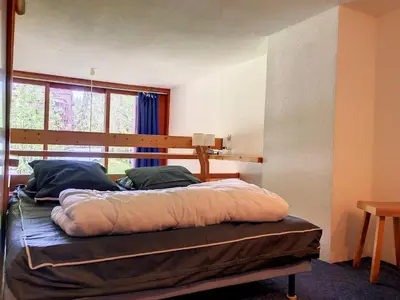 Un ou plusieurs lits dans un hébergement de l'établissement Studio mezzanine proche des pistes avec balcon et Wifi - FR-1-346-510