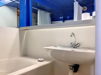 Salle de bains dans l'établissement Studio mezzanine proche des pistes avec balcon et Wifi - FR-1-346-510