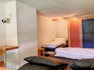 Un ou plusieurs lits dans un hébergement de l'établissement Studio mezzanine proche des pistes avec balcon et Wifi - FR-1-346-510