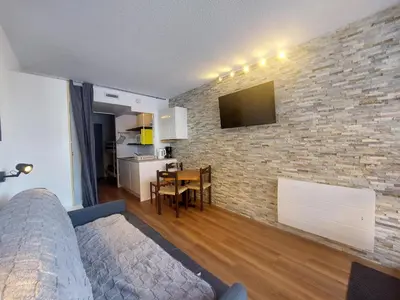 Télévision ou salle de divertissement dans l'établissement Studio calme proche pistes avec balcon et WIFI - FR-1-346-499