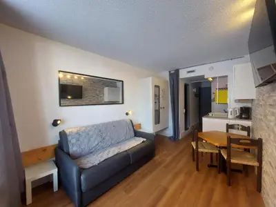 Coin salon dans l'établissement Studio calme proche pistes avec balcon et WIFI - FR-1-346-499