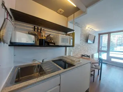 Cuisine ou kitchenette dans l'établissement Studio calme proche pistes avec balcon et WIFI - FR-1-346-499