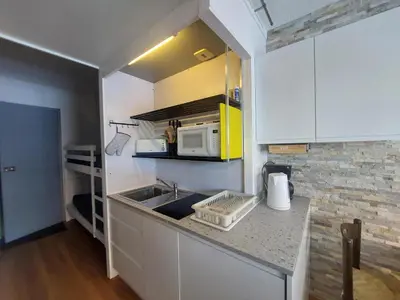 Cuisine ou kitchenette dans l'établissement Studio calme proche pistes avec balcon et WIFI - FR-1-346-499