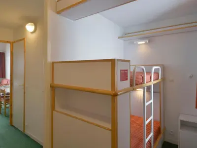 Un ou plusieurs lits superposés dans un hébergement de l'établissement Appartement skis aux pieds, balcon, 6 personnes - FR-1-181-2296