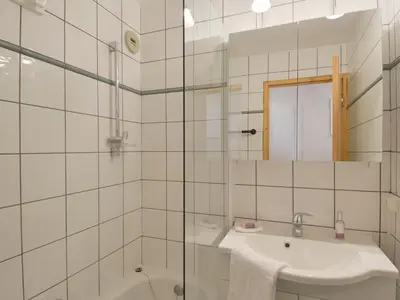 Salle de bains dans l'établissement Appartement skis aux pieds, balcon, 6 personnes - FR-1-181-2296