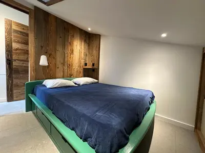 Un ou plusieurs lits dans un hébergement de l'établissement Appartement skis aux pieds, 2 cabines, WiFi, animaux admis - FR-1-181-2305
