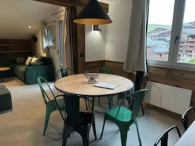 Coin salon dans l'établissement Appartement skis aux pieds, 2 cabines, WiFi, animaux admis - FR-1-181-2305
