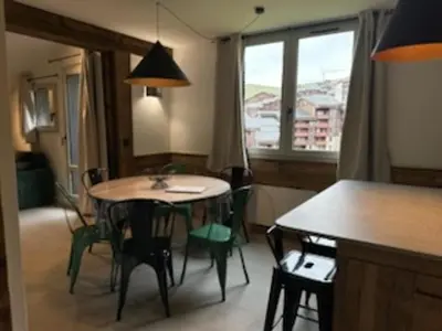 Coin salon dans l'établissement Appartement skis aux pieds, 2 cabines, WiFi, animaux admis - FR-1-181-2305