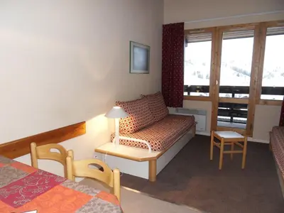Un ou plusieurs lits dans un hébergement de l'établissement Studio confortable, accès pistes, balcon, animaux admis - FR-1-181-2320