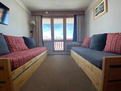 Coin salon dans l'établissement Studio chaleureux divisible · Skis aux pieds · Animaux admis - FR-1-181-2401