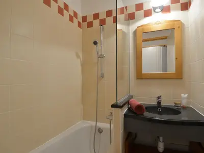 Salle de bains dans l'établissement Studio chaleureux divisible · Skis aux pieds · Animaux admis - FR-1-181-2401