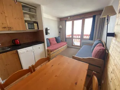 Cuisine ou kitchenette dans l'établissement Studio chaleureux divisible · Skis aux pieds · Animaux admis - FR-1-181-2401