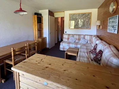 Coin salon dans l'établissement Appartement Fonctionnel au Pied des Pistes avec Terrasse - Animaux Admis - FR-1-181-2400
