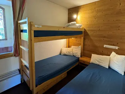 Un ou plusieurs lits dans un hébergement de l'établissement Appartement Fonctionnel au Pied des Pistes avec Terrasse - Animaux Admis - FR-1-181-2400