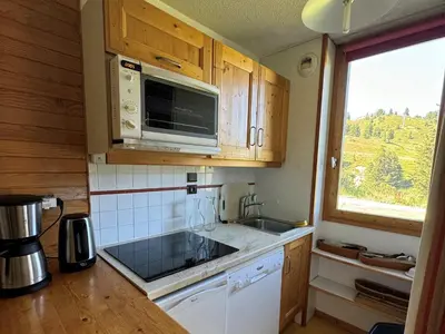 Cuisine ou kitchenette dans l'établissement Appartement Fonctionnel au Pied des Pistes avec Terrasse - Animaux Admis - FR-1-181-2400