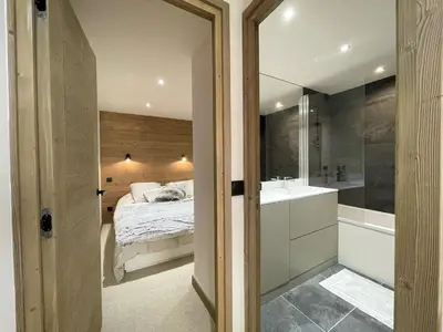 Un ou plusieurs lits dans un hébergement de l'établissement Appartement duplex rénové au centre, idéal pour famille, 2 chambres, 4-5 pers - FR-1-518-90
