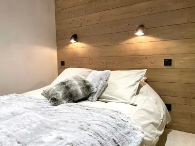 Un ou plusieurs lits dans un hébergement de l'établissement Appartement duplex rénové au centre, idéal pour famille, 2 chambres, 4-5 pers - FR-1-518-90