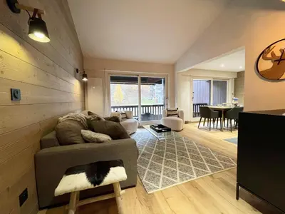 Coin salon dans l'établissement Appartement duplex rénové au centre, idéal pour famille, 2 chambres, 4-5 pers - FR-1-518-90