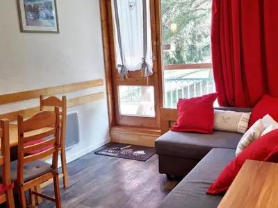 Coin salon dans l'établissement Studio ski aux pieds avec balcon, 4 personnes - FR-1-346-466