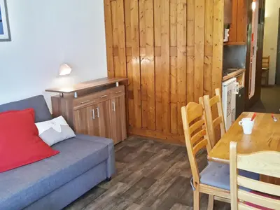 Coin salon dans l'établissement Studio ski aux pieds avec balcon, 4 personnes - FR-1-346-466