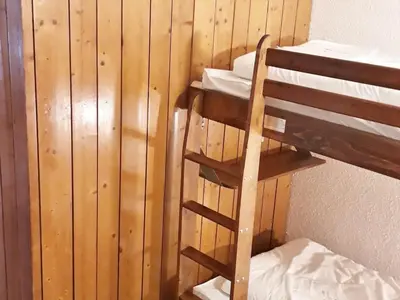 Un ou plusieurs lits dans un hébergement de l'établissement Studio ski aux pieds avec balcon, 4 personnes - FR-1-346-466