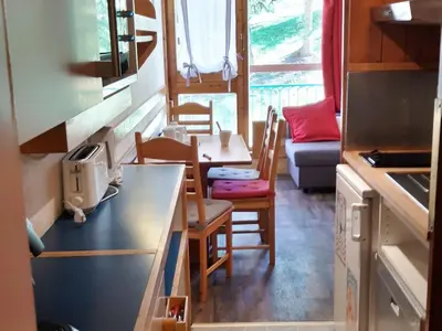 Coin salon dans l'établissement Studio ski aux pieds avec balcon, 4 personnes - FR-1-346-466