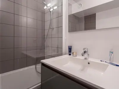 Salle de bains dans l'établissement Studio rénové proche centre avec balcon et WiFi - FR-1-346-362