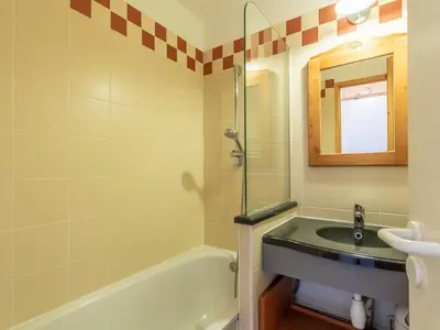 Salle de bains dans l'établissement Appartement rénové accès pistes 5 pers. - FR-1-181-2427