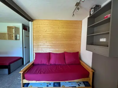 Coin salon dans l'établissement Studio Rénové au Cœur de la Station avec Balcon et Parking - FR-1-181-2431