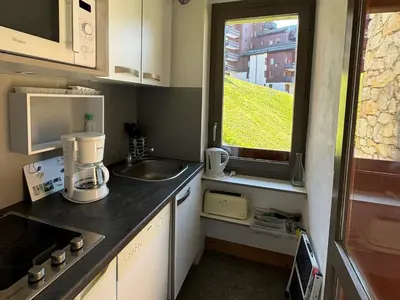 Cuisine ou kitchenette dans l'établissement Studio Rénové au Cœur de la Station avec Balcon et Parking - FR-1-181-2431