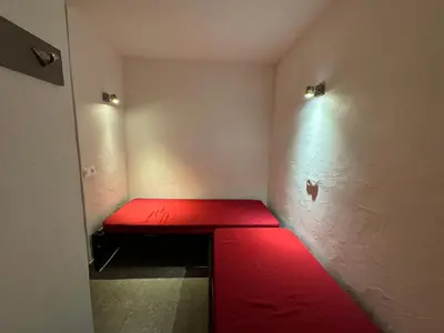 Un ou plusieurs lits dans un hébergement de l'établissement Studio Rénové au Cœur de la Station avec Balcon et Parking - FR-1-181-2431